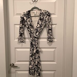 Diane Von Furstenburg Vintage Y2K Classic Silk Wrap Dress Size 4